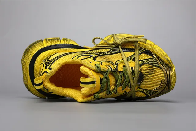 Chaussures de course jaune noir avec semelle chunky sculptée et superpositions synthétiques multicouches 7