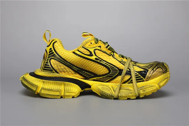 Chaussures de course jaune noir avec semelle chunky sculptée et superpositions synthétiques multicouches 8
