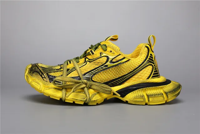 Chaussures de course jaune noir avec semelle chunky sculptée et superpositions synthétiques multicouches 9