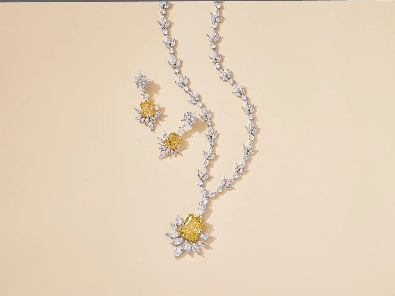 Yellow Silver Leaf-Motif Chain Central Emerald-Cut Gem Necklace 2