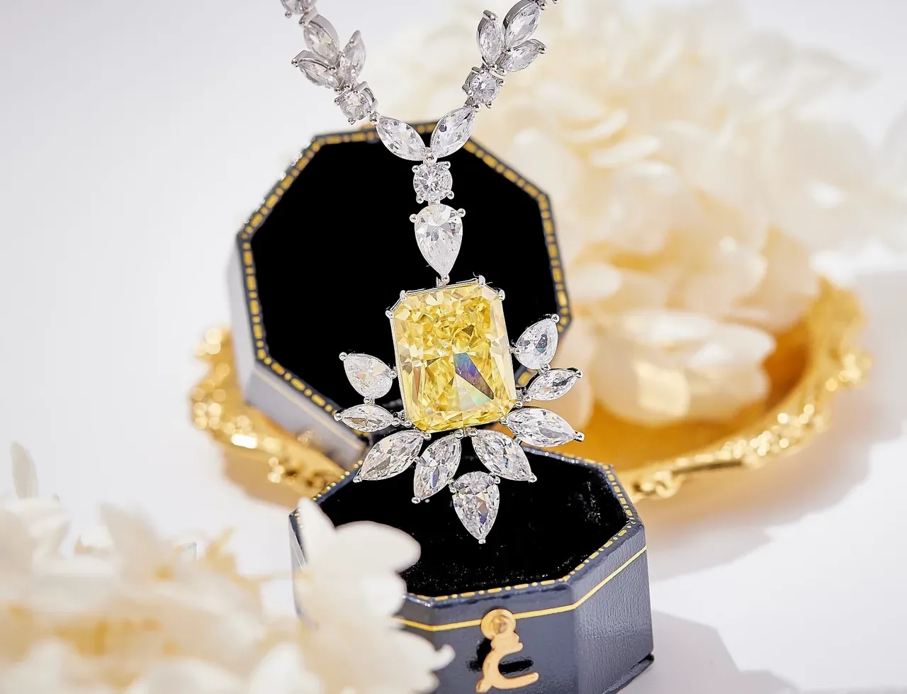 Yellow Silver Leaf-Motif Chain Central Emerald-Cut Gem Necklace 7