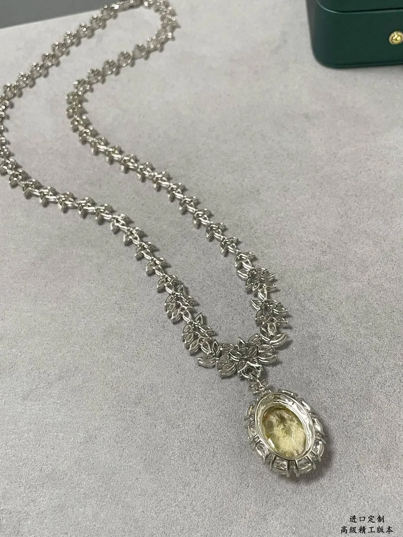 Yellow Silver Leaf-Motif Chain Oval Center Stone Necklace 3