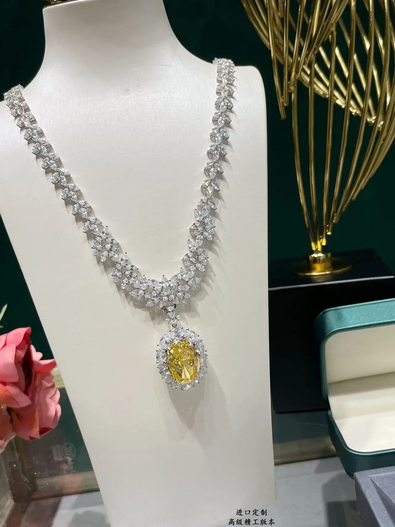 Yellow Silver Leaf-Motif Chain Oval Center Stone Necklace 8