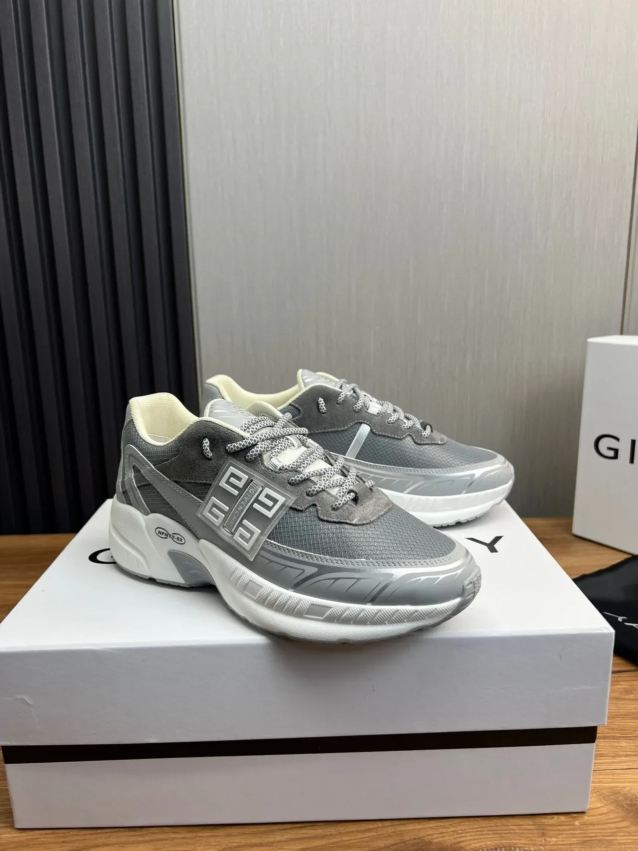 Givenchy Tênis Chunky Cinza Branco Sola Branca Upper Mesh-Suede Híbrida 2