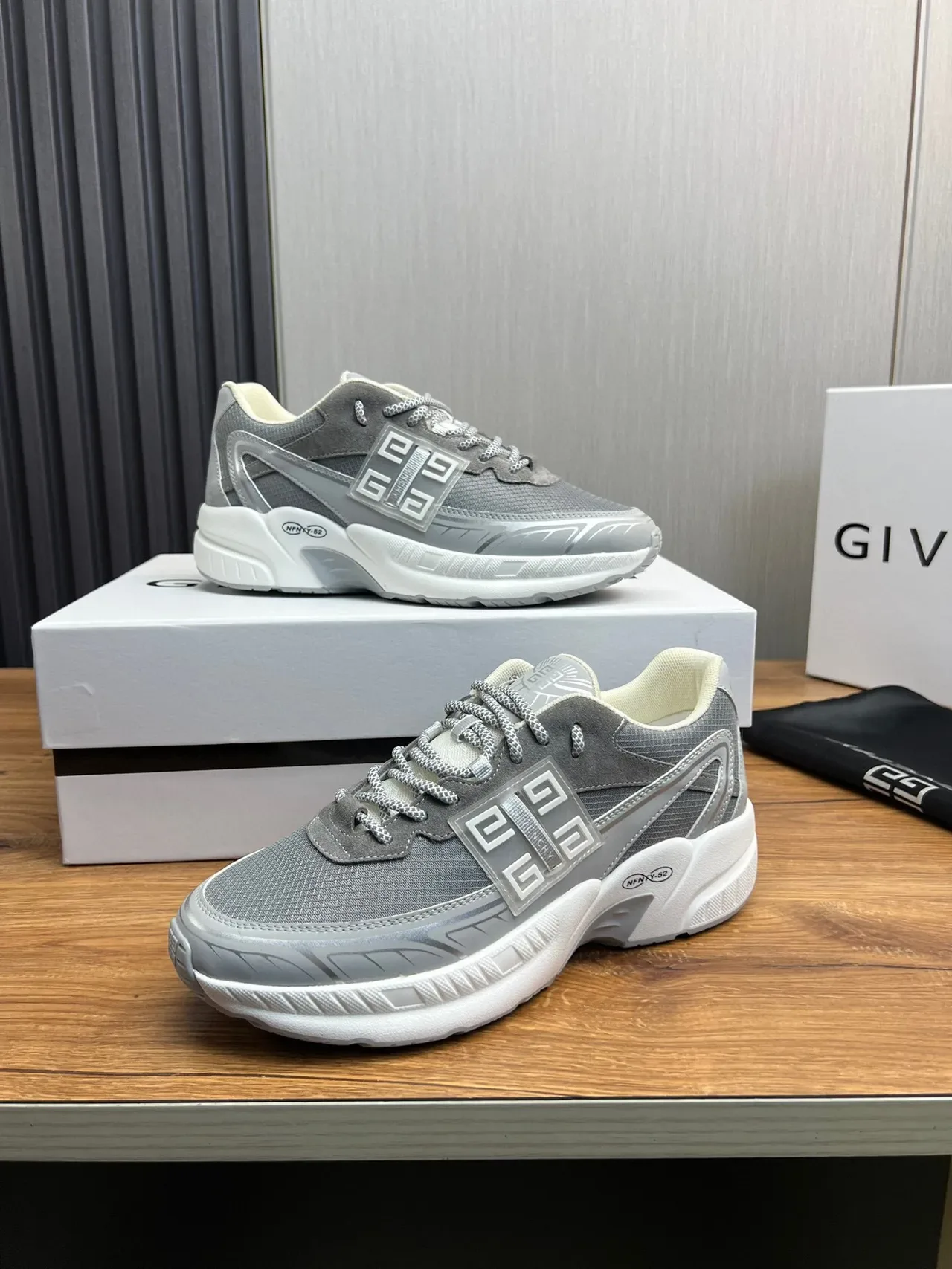Givenchy Tênis Chunky Cinza Branco Sola Branca Upper Mesh-Suede Híbrida 3
