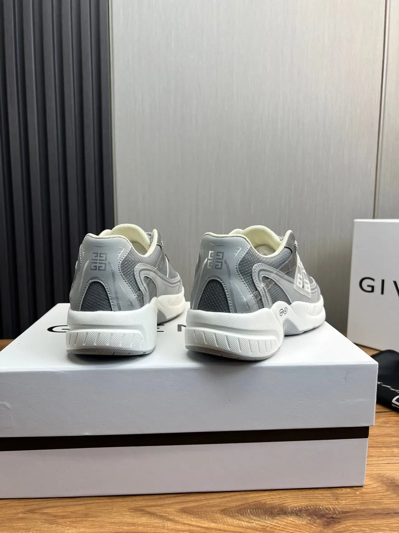 Givenchy Tênis Chunky Cinza Branco Sola Branca Upper Mesh-Suede Híbrida 4