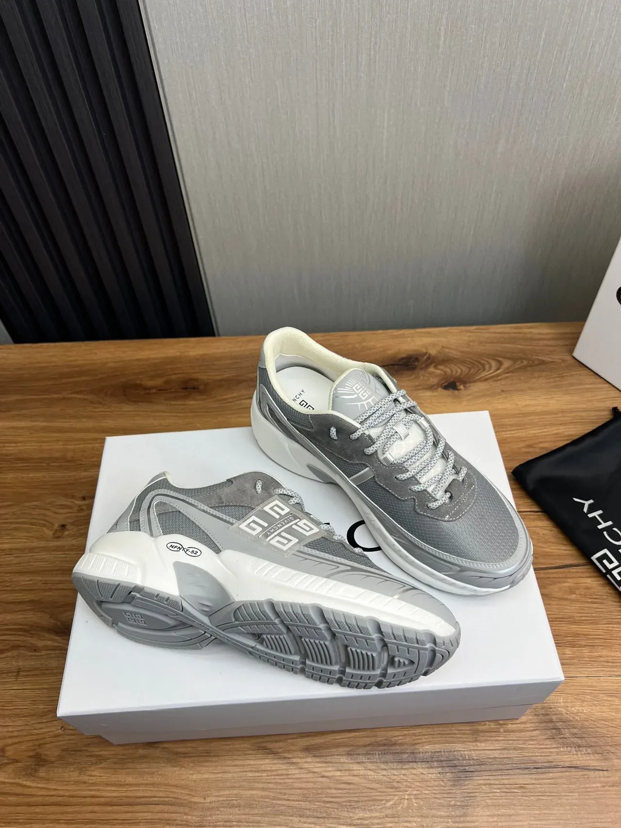Givenchy Tênis Chunky Cinza Branco Sola Branca Upper Mesh-Suede Híbrida 5