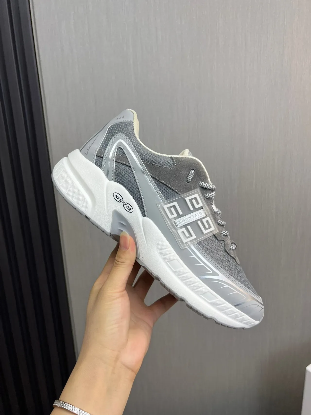 Givenchy Tênis Chunky Cinza Branco Sola Branca Upper Mesh-Suede Híbrida 6