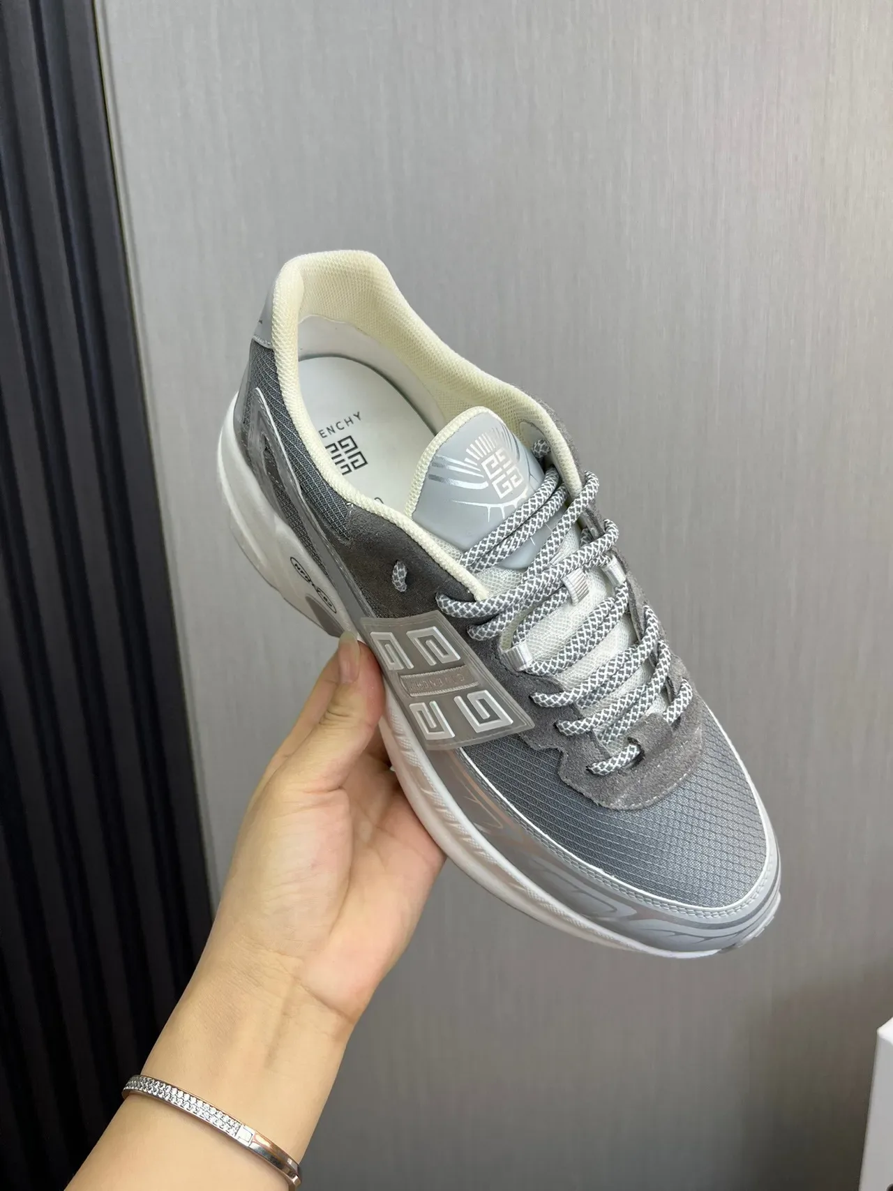 Givenchy Tênis Chunky Cinza Branco Sola Branca Upper Mesh-Suede Híbrida 7