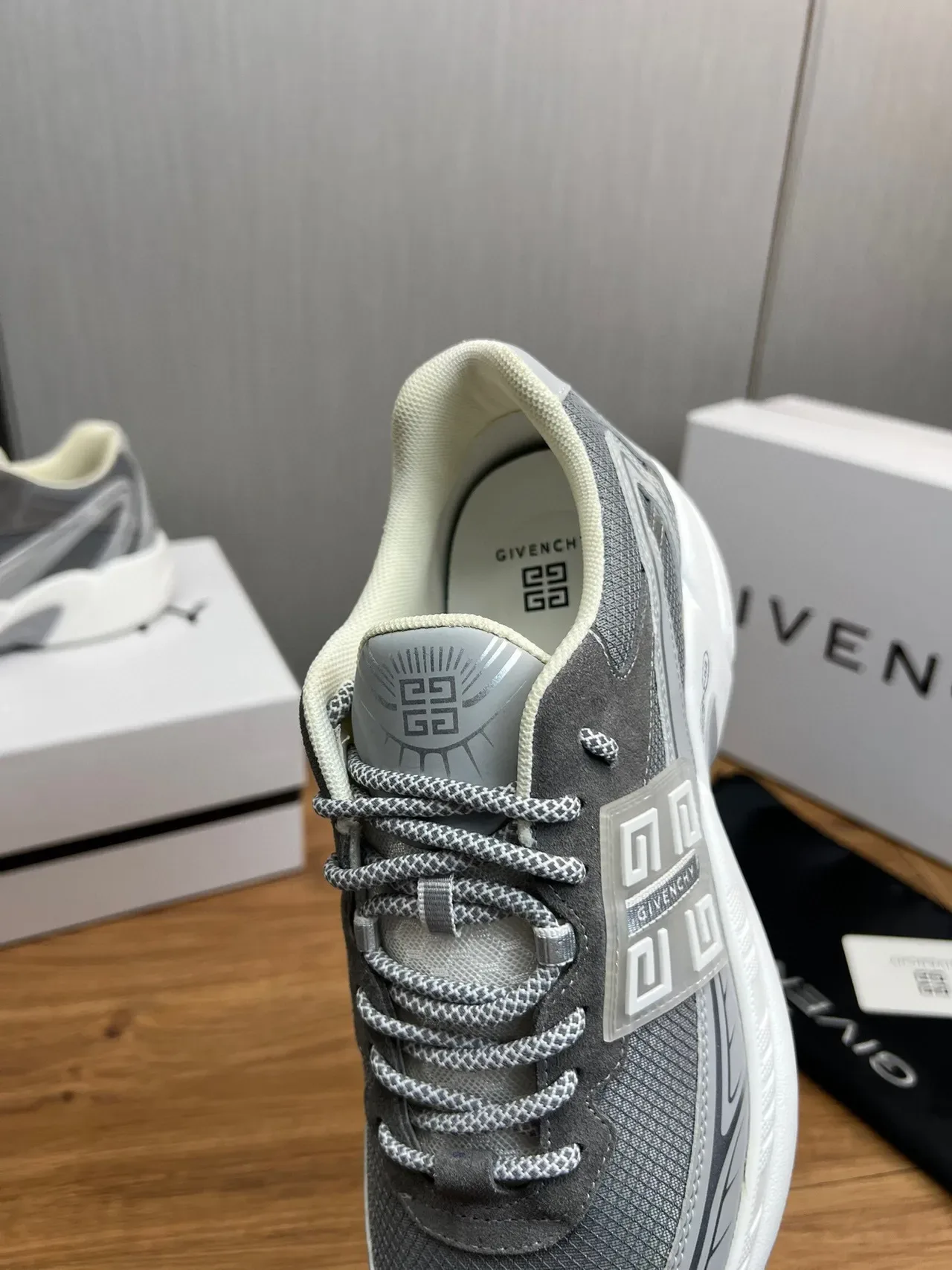 Givenchy Tênis Chunky Cinza Branco Sola Branca Upper Mesh-Suede Híbrida 8