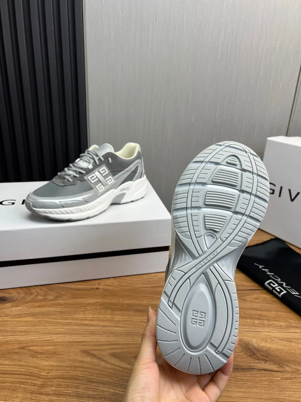 Givenchy Tênis Chunky Cinza Branco Sola Branca Upper Mesh-Suede Híbrida 9