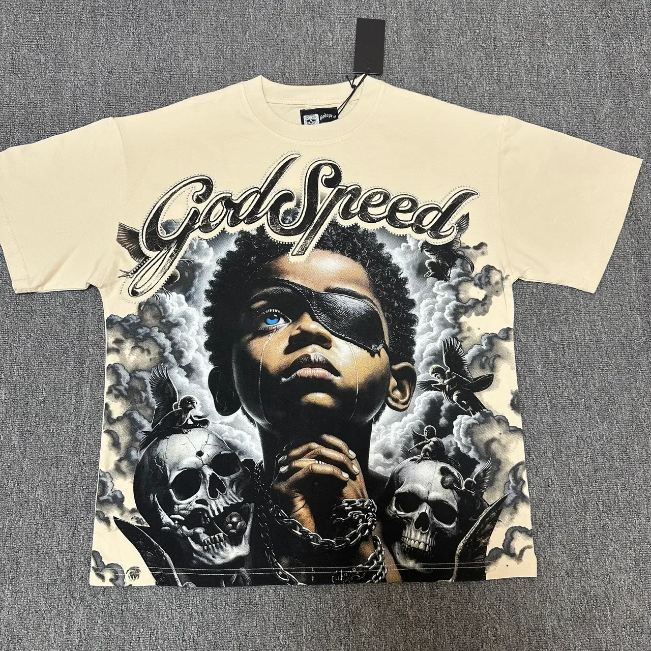 Camiseta Godspeed negra y beige con estampado gráfico de arte a todo el frente 2