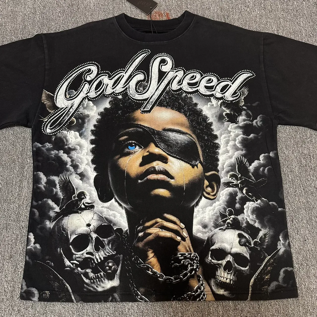 Camiseta Godspeed negra y beige con estampado gráfico de arte a todo el frente 3