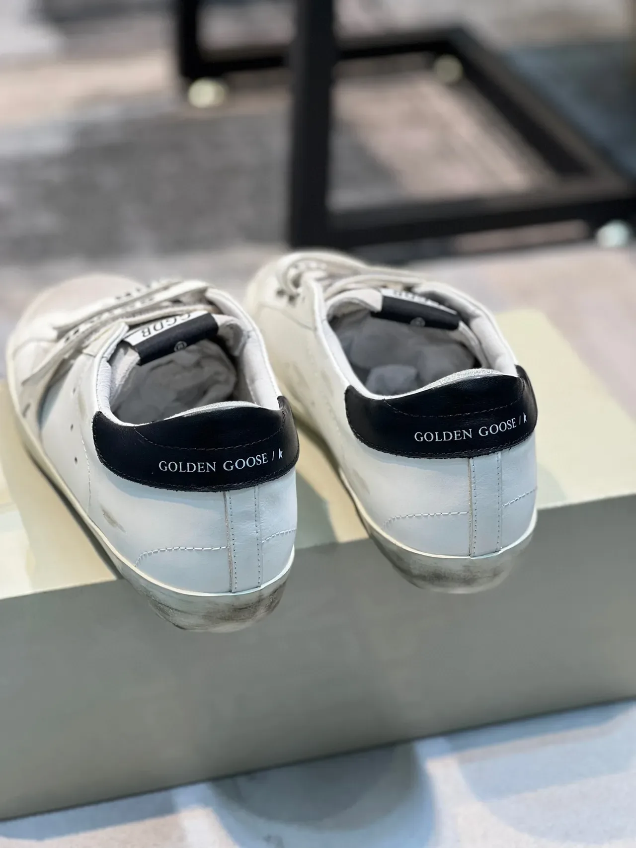 Golden Goose Super-Star Chaussure lifestyle blanche et beige à sangle 2