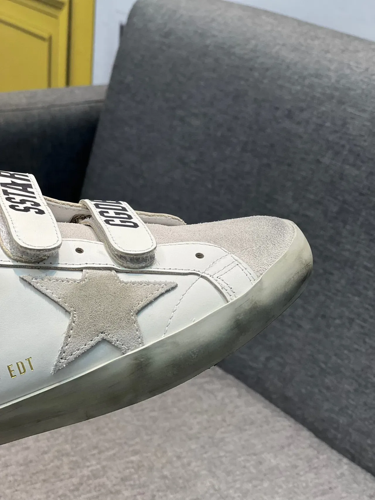 Golden Goose Super-Star Chaussure lifestyle blanche et beige à sangle 4