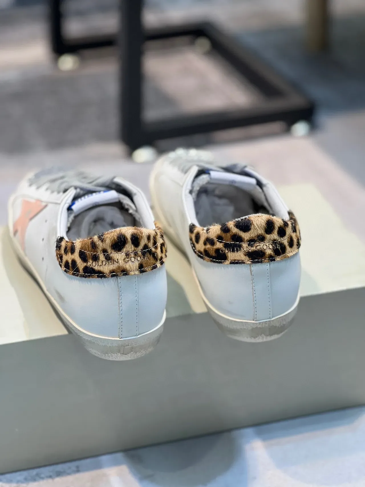 Golden Goose Superstar Sneaker Lifestyle Blanc Rose Étoile Brillante Léopard Talon 2