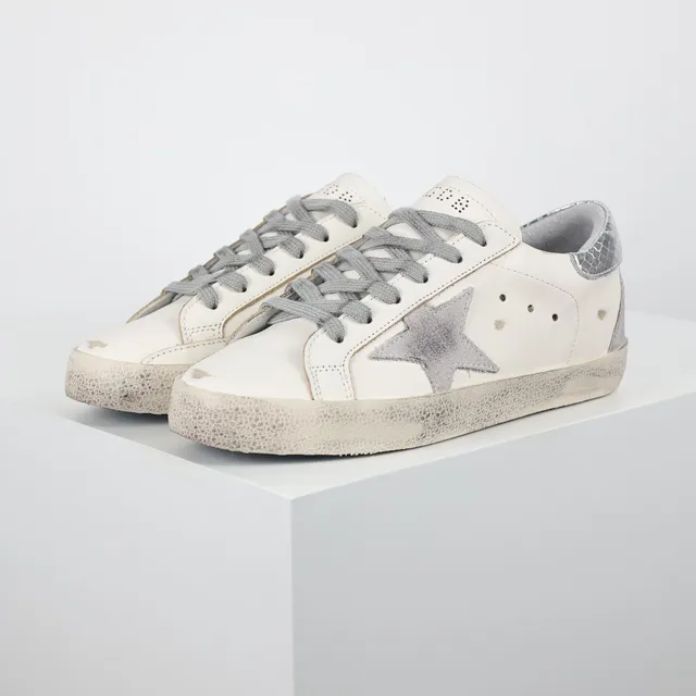 Golden Goose Superstar Tênis lifestyle brancos prateados sola de borracha distressed patch de estrela metálica 2