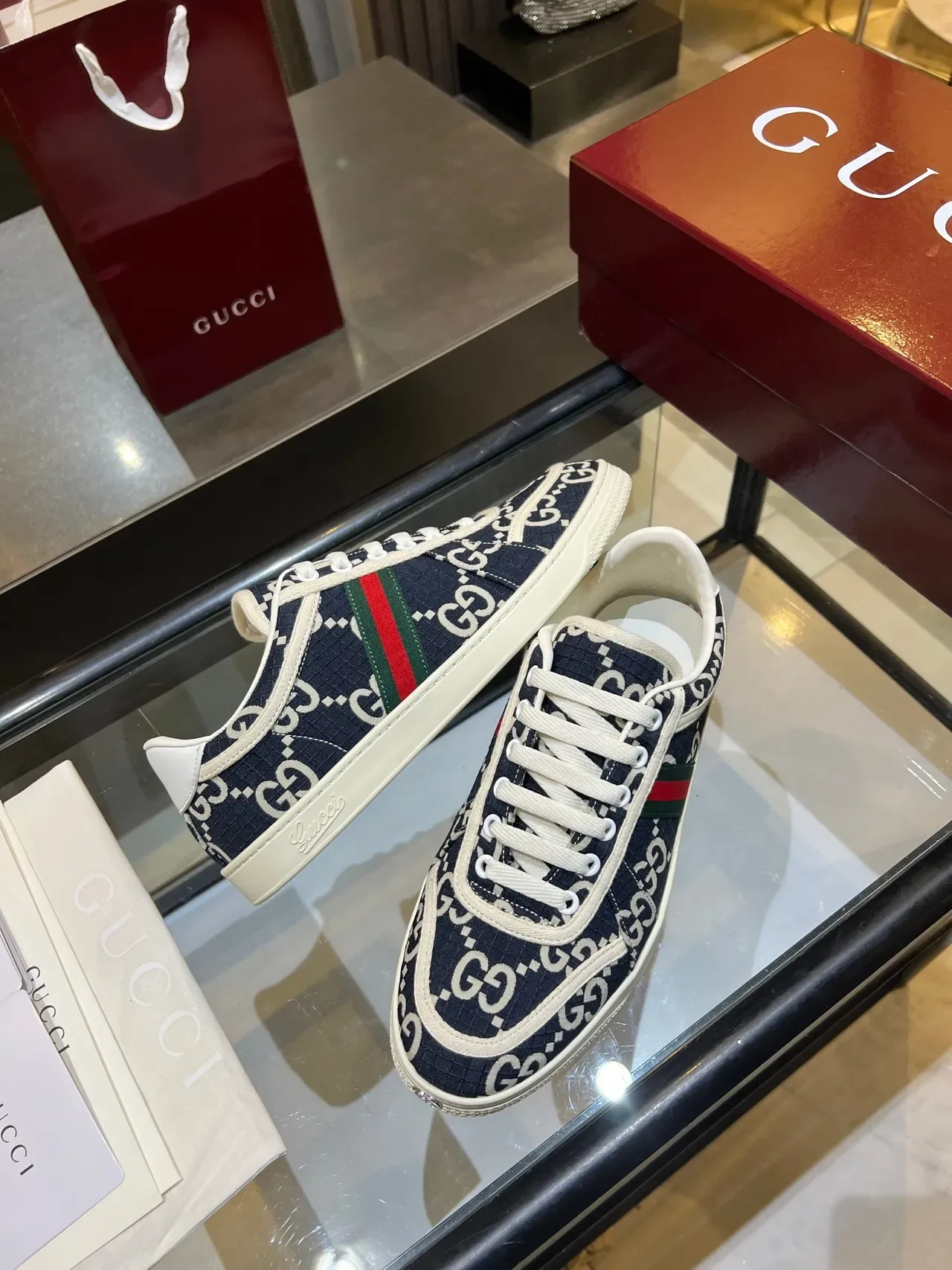 Sneakers Gucci Ace GG Monogram Bleu Marine Lifestyle 3