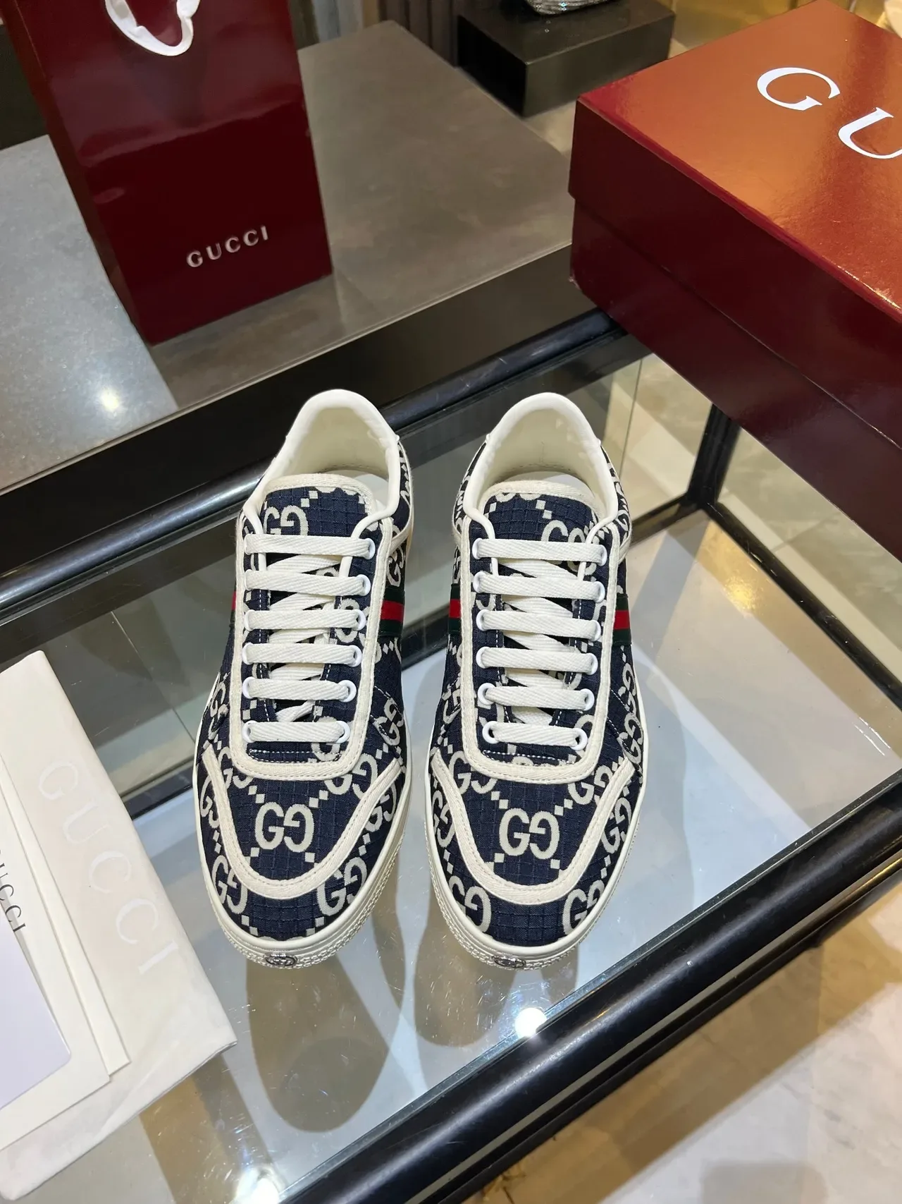 Sneakers Gucci Ace GG Monogram Bleu Marine Lifestyle 4