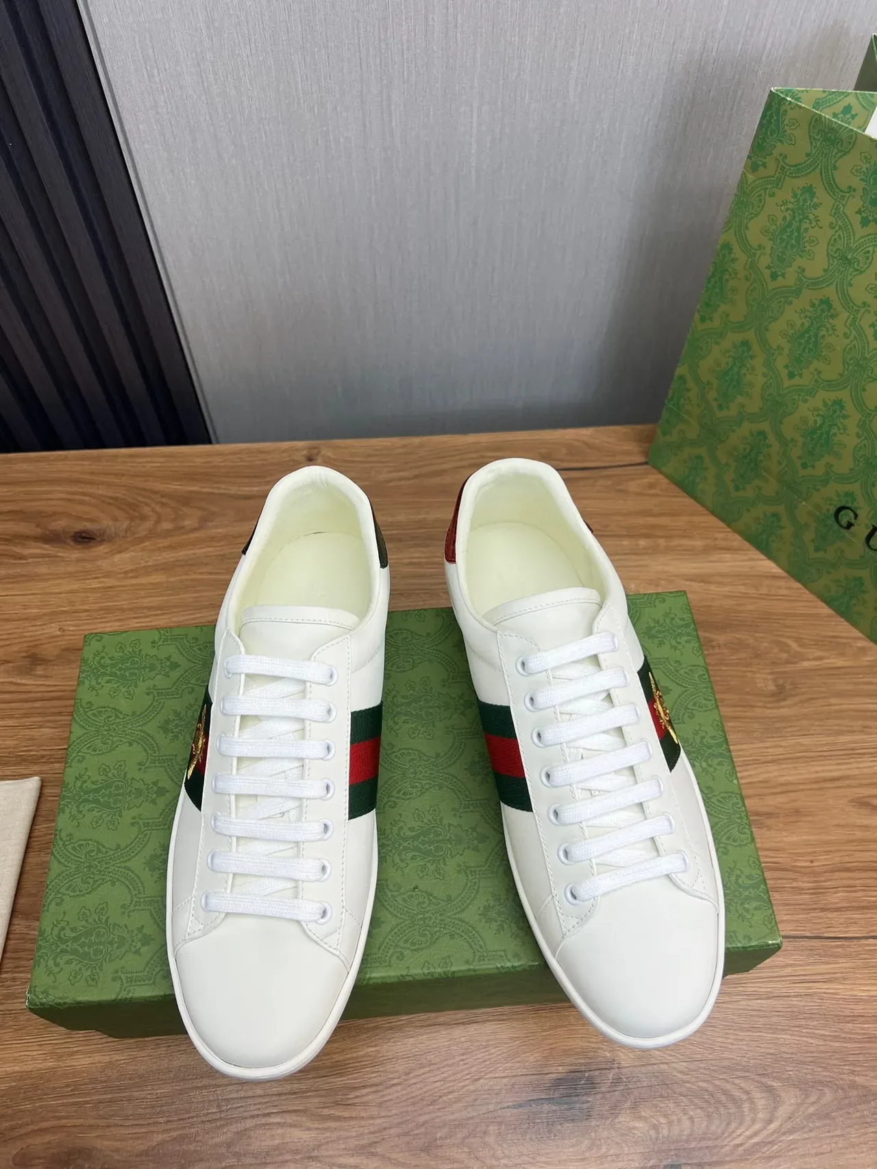 Gucci Ace tênis lifestyle branco vermelho verde listras web bordado de abelha 2
