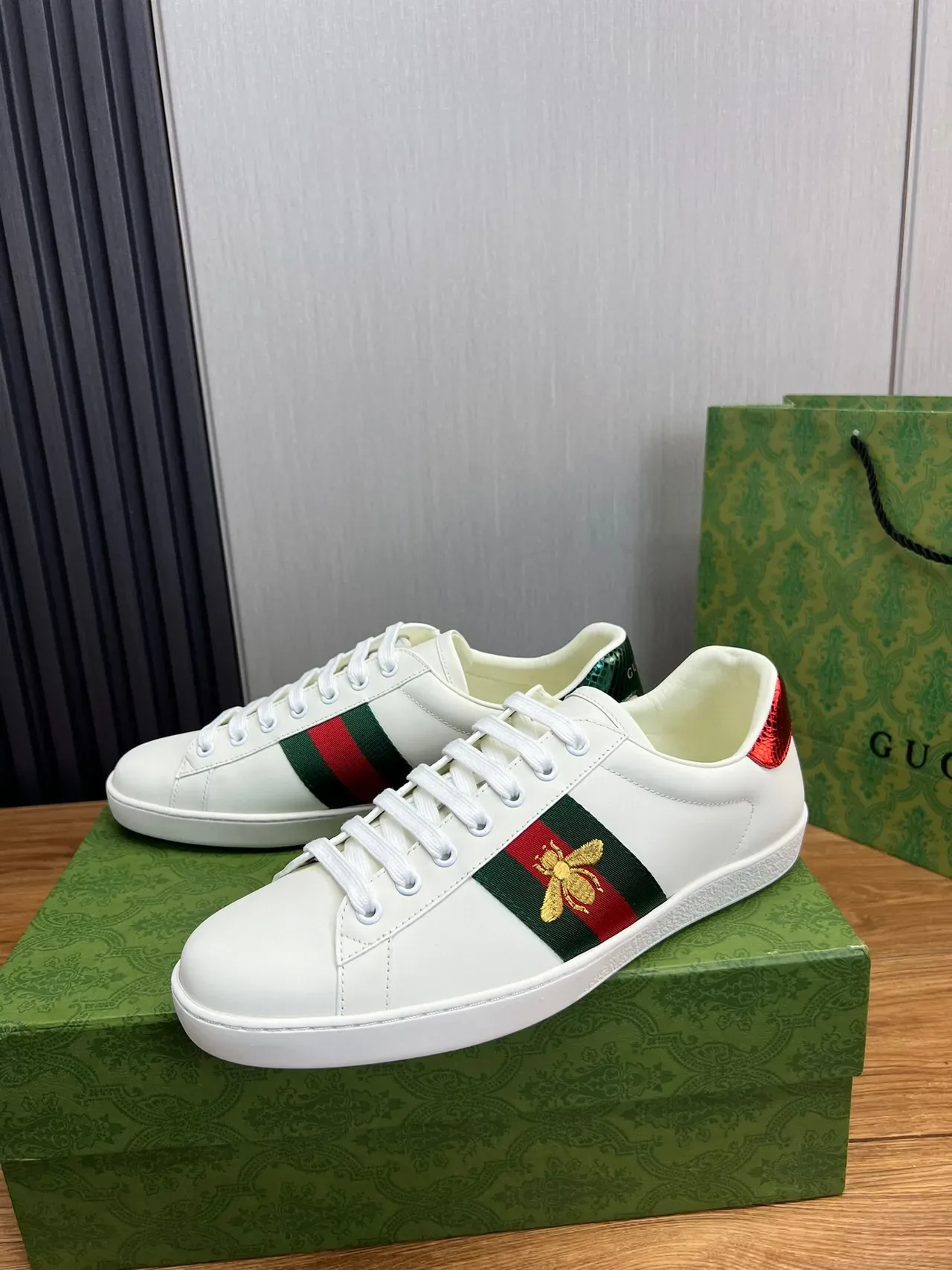 Gucci Ace tênis lifestyle branco vermelho verde listras web bordado de abelha 3