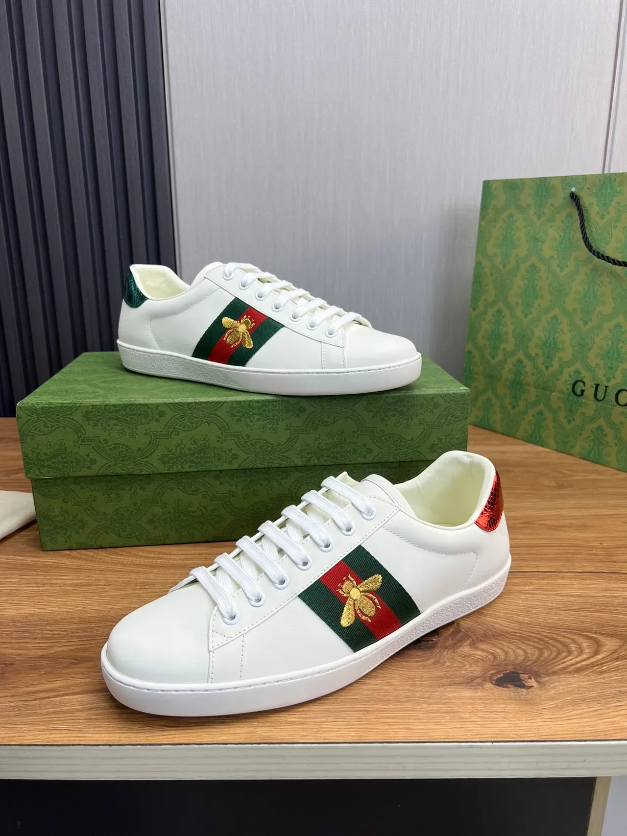 Gucci Ace tênis lifestyle branco vermelho verde listras web bordado de abelha 4