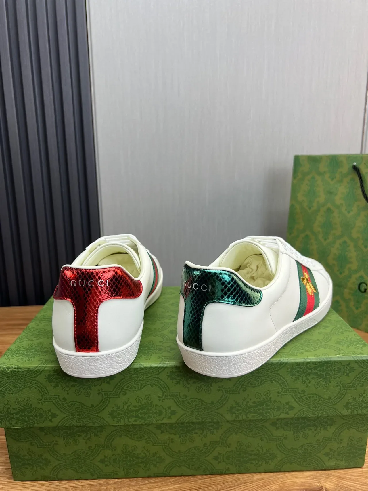 Gucci Ace tênis lifestyle branco vermelho verde listras web bordado de abelha 5