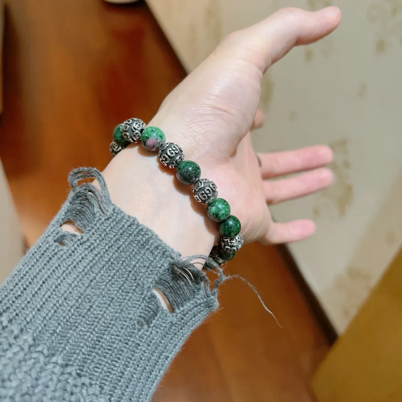 Gucci Beaded Green Stone and Metal Scroll Bracelet 7