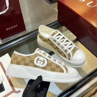 Gucci بيج أبيض Monogram Canvas Interlocking G Logo Patch لايف ستايل سنيكرز