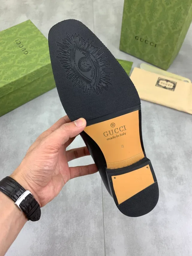 Gucci Sapatos Oxford de Couro Preto Texturizado com Ponta Redonda 2