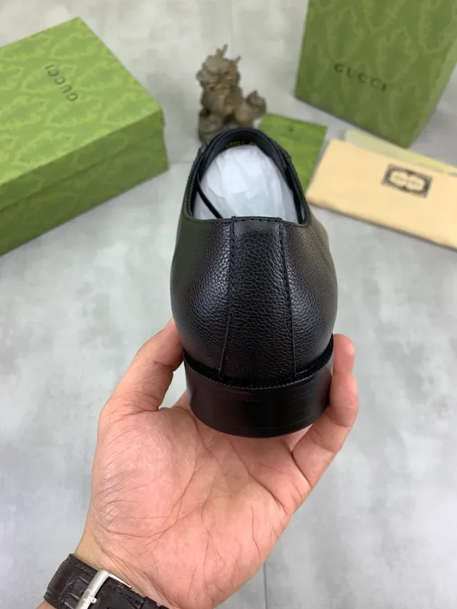 Gucci Sapatos Oxford de Couro Preto Texturizado com Ponta Redonda 3