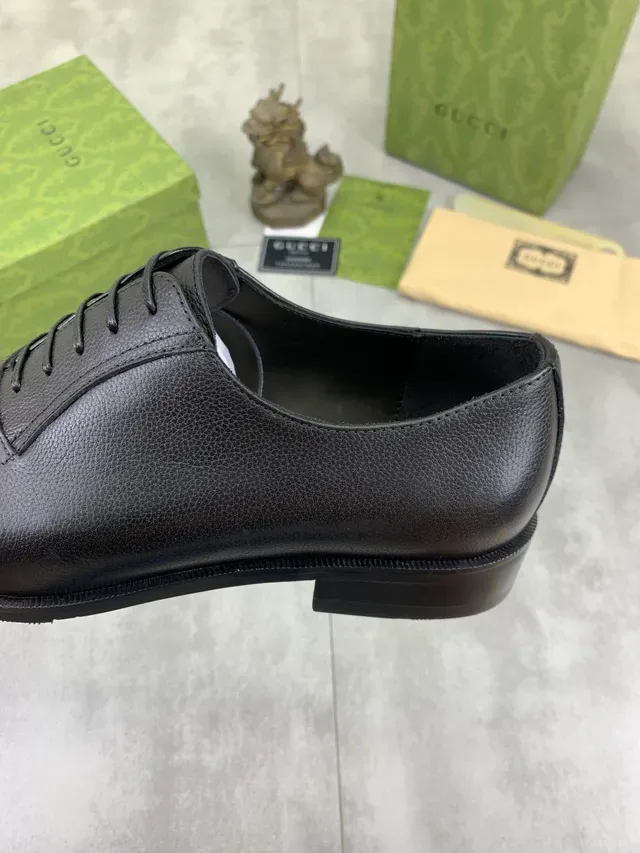 Gucci Sapatos Oxford de Couro Preto Texturizado com Ponta Redonda 4