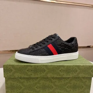 Gucci حذاء لايف ستايل أسود وأحمر Embossed GG جلد Web Stripe Panel جانبي