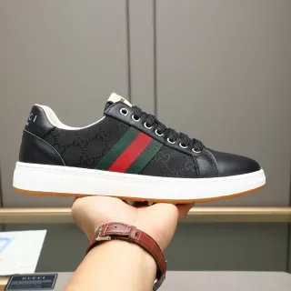 Gucci حذاء رياضي أسود أحمر GG Monogram كانفاس شريط ويب تفاصيل ستايل لايف