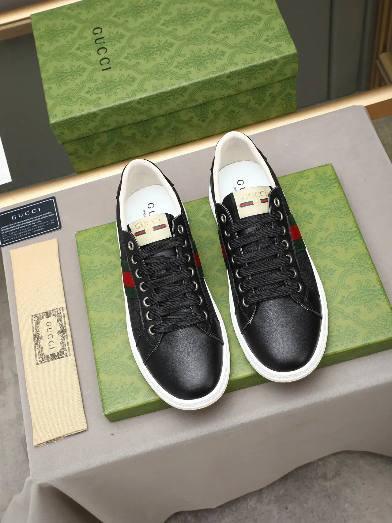 Gucci Sneakers Lifestyle Noir Rouge GG Monogram Toile Bande Web Détail 3