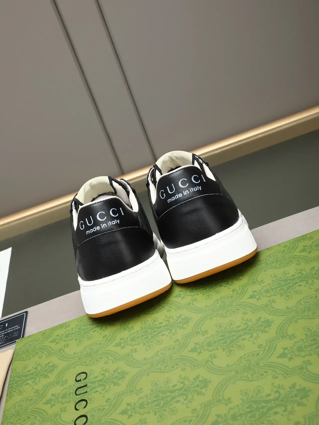 Gucci Sneakers Lifestyle Noir Rouge GG Monogram Toile Bande Web Détail 4