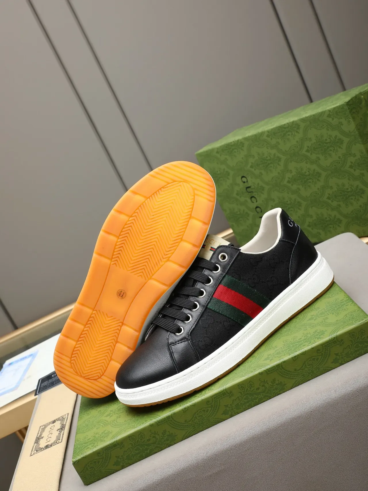 Gucci Sneakers Lifestyle Noir Rouge GG Monogram Toile Bande Web Détail 5