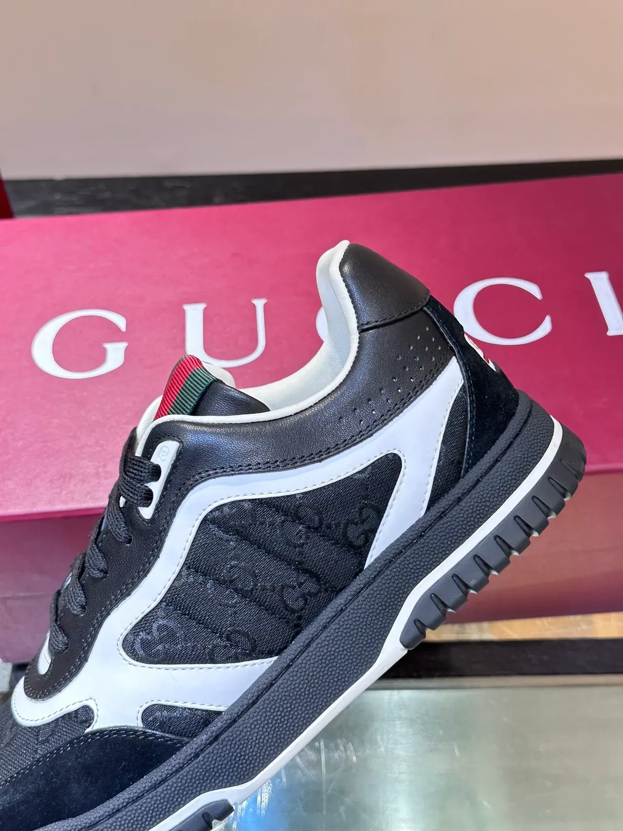 Gucci Tênis Lifestyle Preto Branco GG Monogram Lona Overlay de Ondas 4