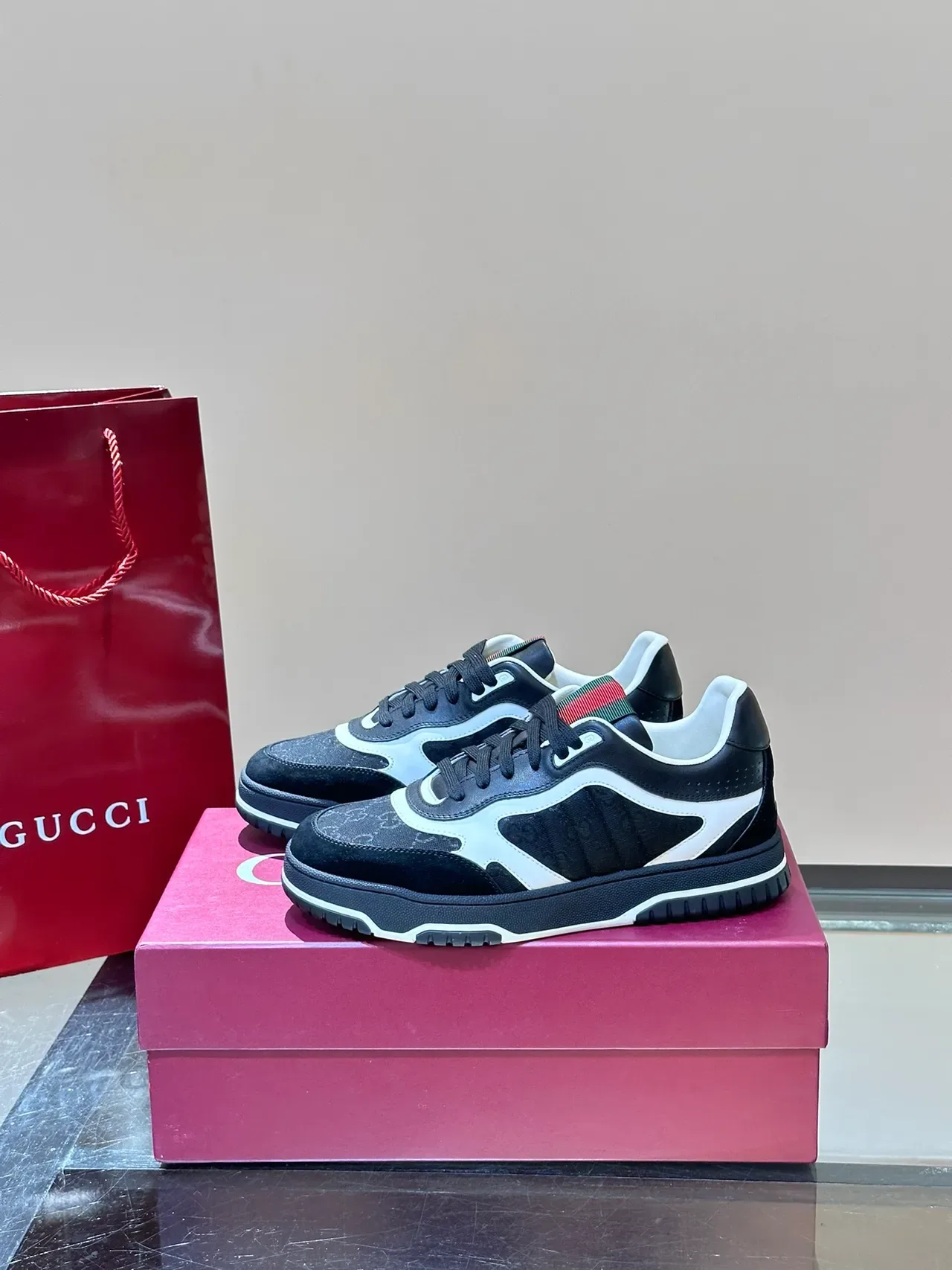 Gucci Tênis Lifestyle Preto Branco GG Monogram Lona Overlay de Ondas 5