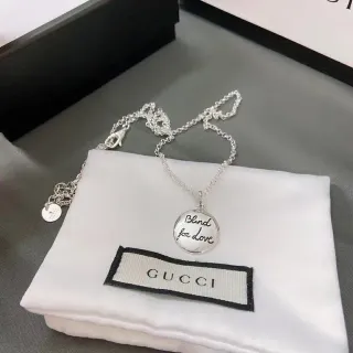 Gucci Blind for Love قلادة بدلاية دائرية فضية