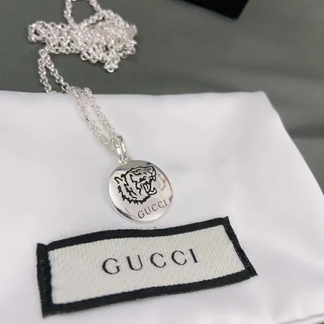 Gucci Blind for Love قلادة بدلاية دائرية فضية 3
