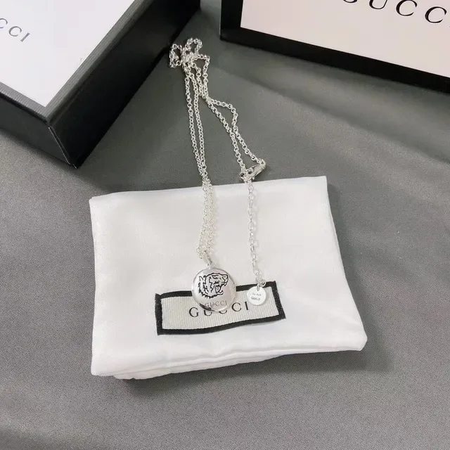 Gucci Blind for Love قلادة بدلاية دائرية فضية 4