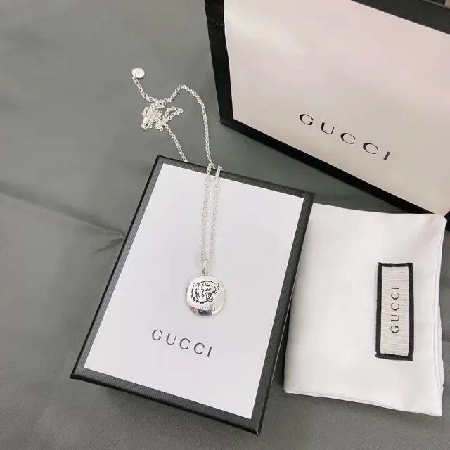 Gucci Blind for Love قلادة بدلاية دائرية فضية 5