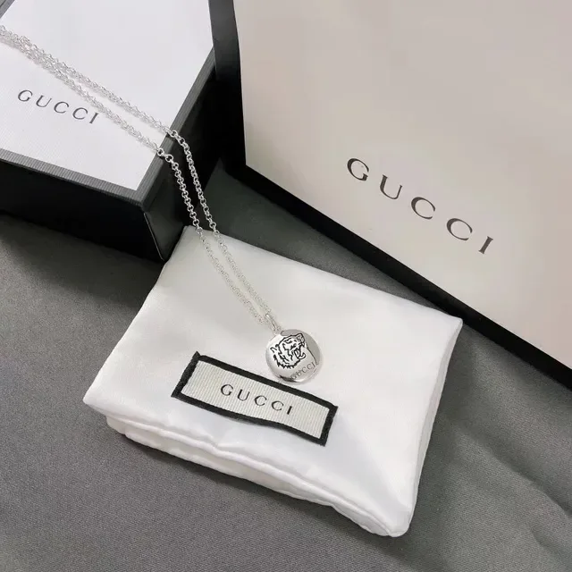 Gucci Blind for Love قلادة بدلاية دائرية فضية 6