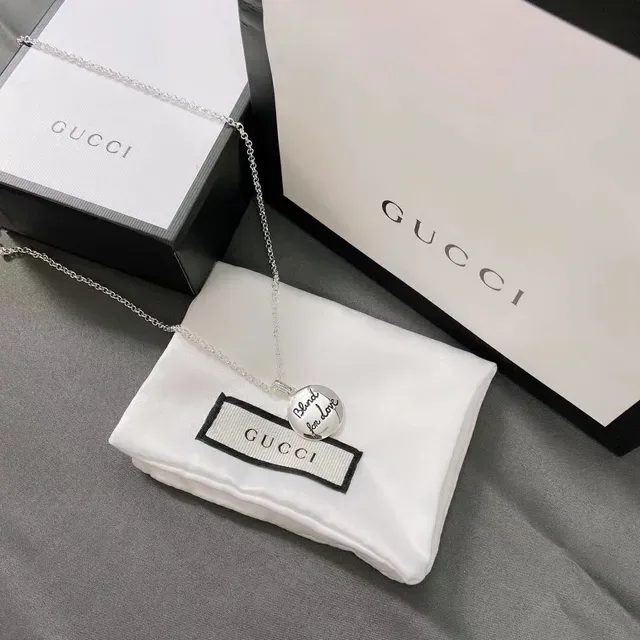 Gucci Blind for Love قلادة بدلاية دائرية فضية 7
