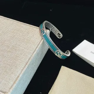 Gucci नीला चांदी ओपन कफ पन्ना इनले कंगन