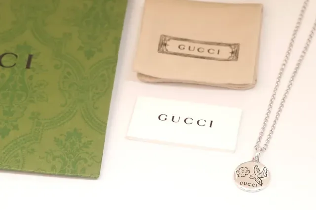 Gucci Collier avec Pendentif Floral et Papillon en Argent 2