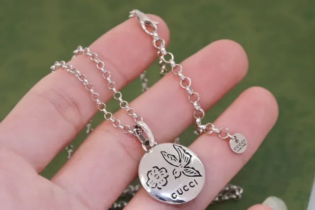 Gucci Collier avec Pendentif Floral et Papillon en Argent 4