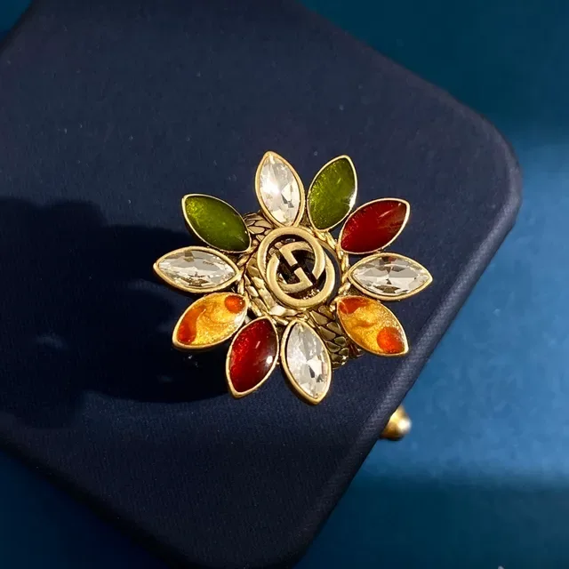 Gucci Anel Floral Multi-Gemstone Dourado Banda de Serpente 2