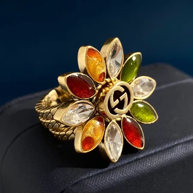 Gucci Anel Floral Multi-Gemstone Dourado Banda de Serpente 5